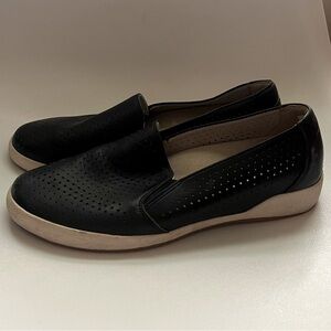 Dansko slip on leather sneakers size 40 perforated black leather name Odina